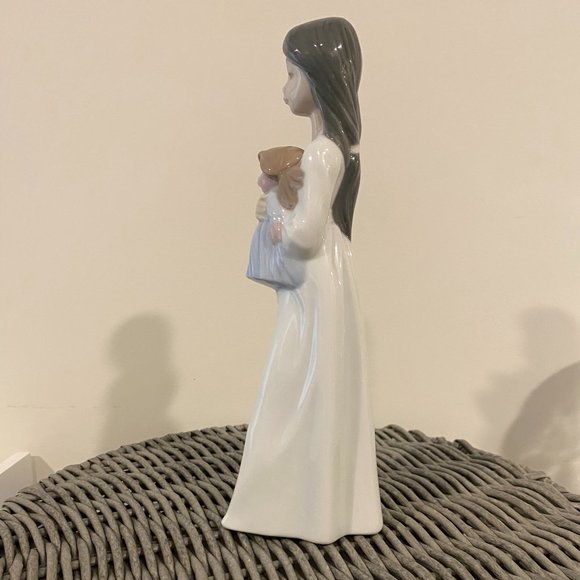 Nao by Lladro 'Girl with Doll' - Picture 4 of 6